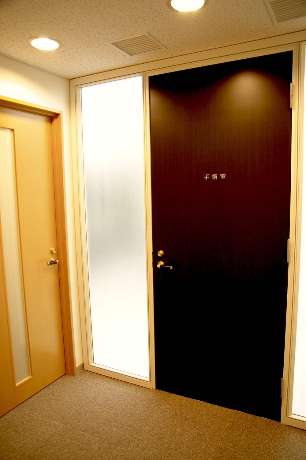 大江橋クリニックのレーザー室入口風景